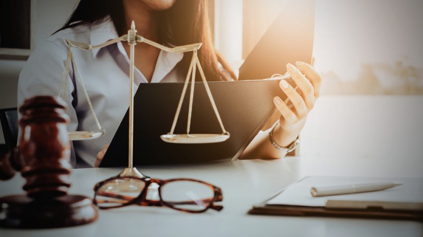 Balance de justice et déontologie de l'avocat à Versailles